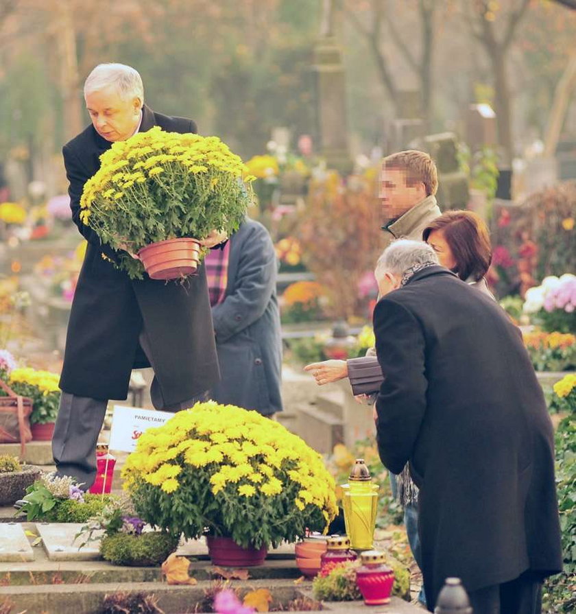 Prezydent Kaczyński na grobie ojca