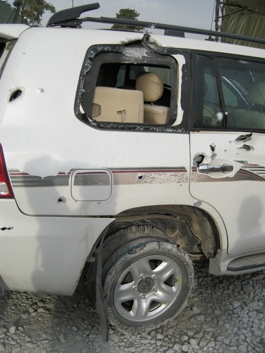 Toyota po zamachu w Afganistanie. Samochodem jechała ochrona BOR