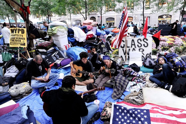 Manifestanci koczują w namiotach