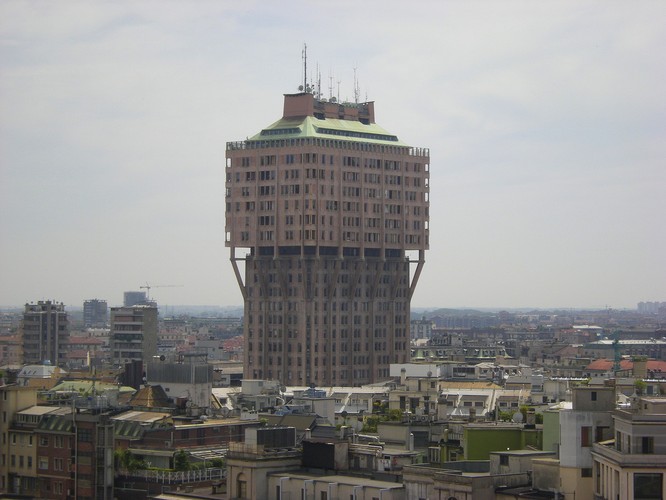 Torre Velasca w Mediolanie. Górująca nad miastem wieża została zaprojektowana w latach 50-tych ubiegłego wieku przez architektów ze studia BBPR.
