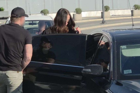 (VIDEO) OBEZBEĐENJE JOJ OTVARA VRATA U BESNOJ MAŠINI SA ZATAMLJENIM STAKLIMA Uhvatili smo Katarinu Živković na aerodromu, a njen kolega pokazao mišiće u majici bez bretela