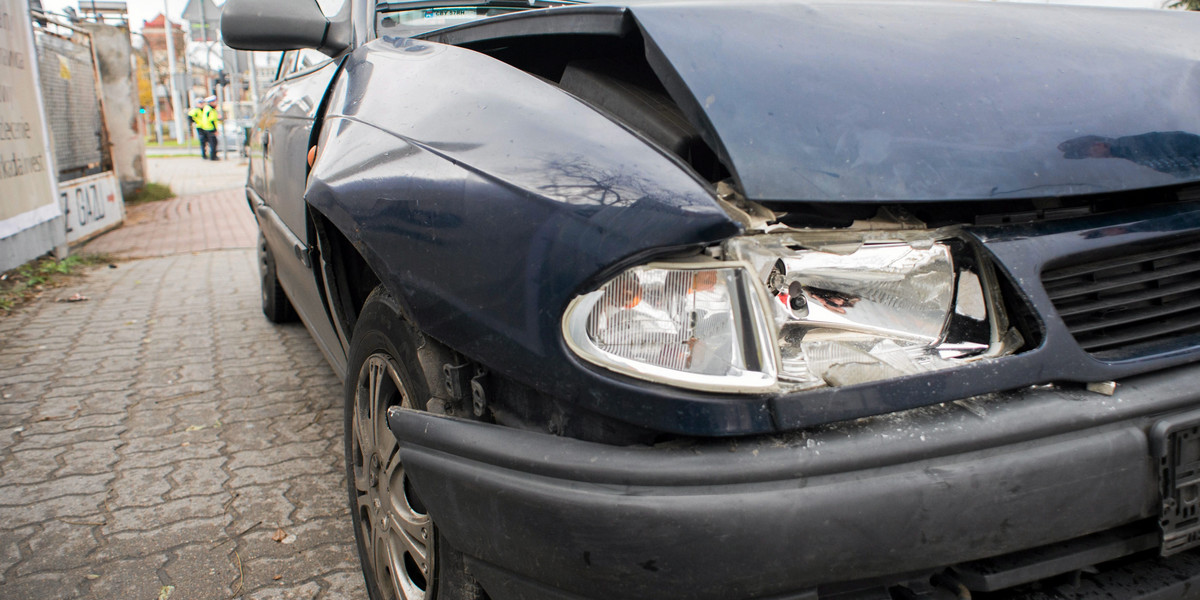 Kiedy ubezpieczyciel ma obowiązek wypłaty odszkodowania, po wypadku, czy po naprawie auta?
