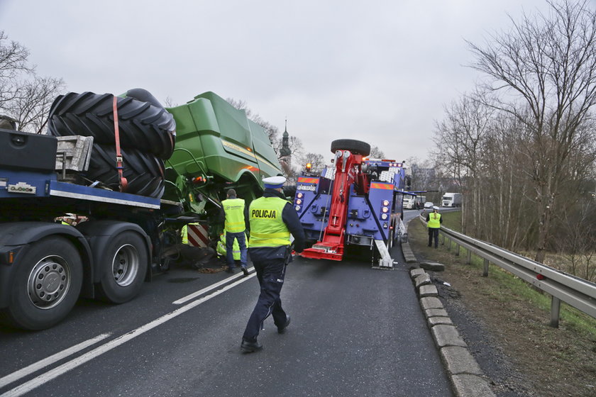 Kombajn wart fortunę spadł z tira