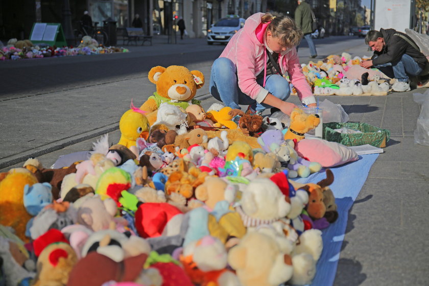 Protest pluszaków fundacji "Dziewczynka z zapałkami" na Piotrkowskiej