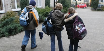 Chcą zakazać podwożenia dzieci samochodem do szkoły!