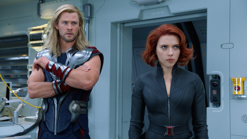 Chris Hemsworth i Scarlett Johansson w filmie "Avengers"