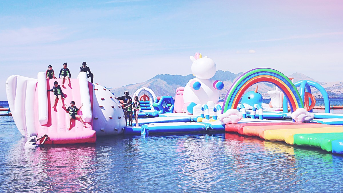 Pływający park wodny „The Inflatable Island” (pol. Nadmuchiwana wyspa) zlokalizowany jest na zachodnim wybrzeżu Filipin, przy plaży w mieście Olongapo położonym około 130 km od Manili. Jeśli lubisz dobrą zabawę i kochasz jednorożce, to miejsce jest dla Ciebie!