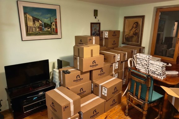 ZAPLENJENO 450.000 TABLETA Policija uhapsila muškarca (48) u Vrdniku: Kod njega pronađene tablete sa spiska psihoaktivnih supstanci