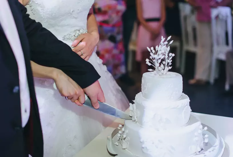 Jak zaoszczędzić na torcie weselnym? Porady wedding plannerki szokują