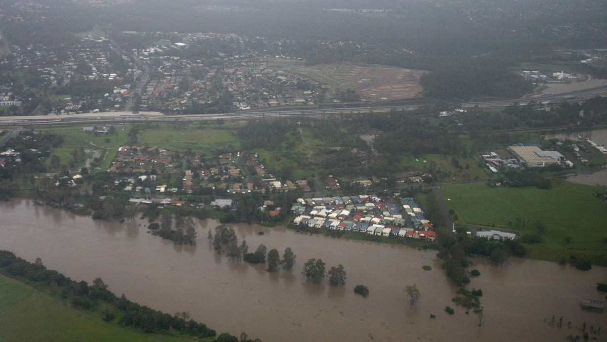 Wody powodziowe dotarły w środę do Brisbane, trzeciego pod względem wielkości miasta Australii. Pod wodą znajduje się obecnie 20 tys. domów a zagrożonych jest ok. 2 mln. Szczyt powodzi oczekiwany jest jutro.