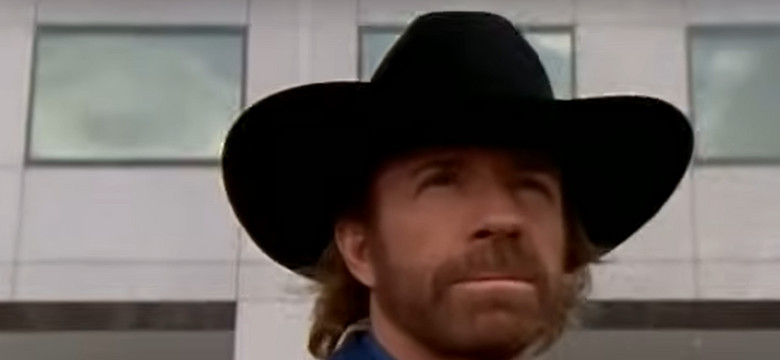 Chuck Norris, jedyny człowiek, który potrafi trzasnąć obrotowymi drzwiami, kończy 84 lata [MEMY]