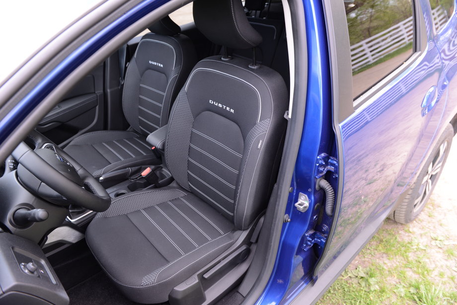 Dacia Duster ma odpowiednio duże fotele - długa podróż nie spowoduje bólu kręgosłupa. Niektózy mogą jedynie narzekać, że te siedzenia są trochę za twarde.
