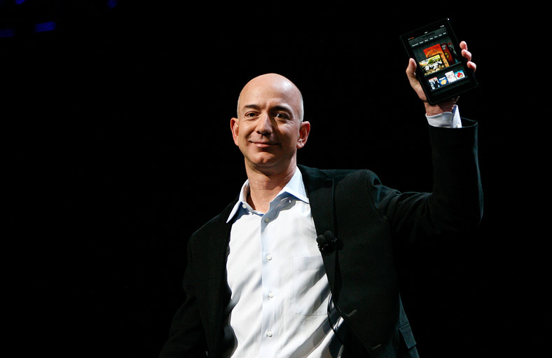 Jeff Bezos, prezes Amazon, z tabletem Kindle Fire