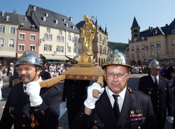 Złoty święty w tańczącej procesji w Luksemburgu