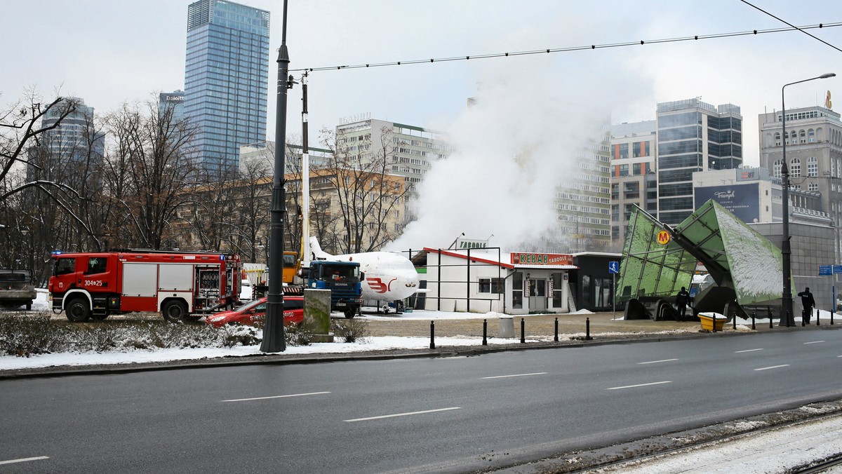 Do groźnego pożaru doszło dziś w centrum Warszawy. W ogniu stanęła jedna z budek gastronomicznych na placu Defilad, tuż przy osławionym "barze-samolocie". Dziś nadzór budowlany rozpoczął rozbiórkę tego obiektu. Nie spodobało się to jego właścicielowi, który zaczął się awanturować. Został zatrzymany przez policję. Jest podejrzenie, że może mieć związek z pożarem.