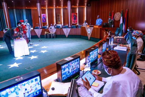 President Muhammadu Buhari chairs a meeting at the council chambers [Twitter/@BashirAhmaad]