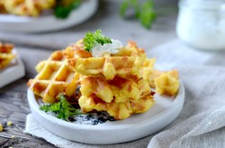 Gofry z całych ziemniaków z twarożkiem i warzywami. Przepis od Jakuba Kuronia