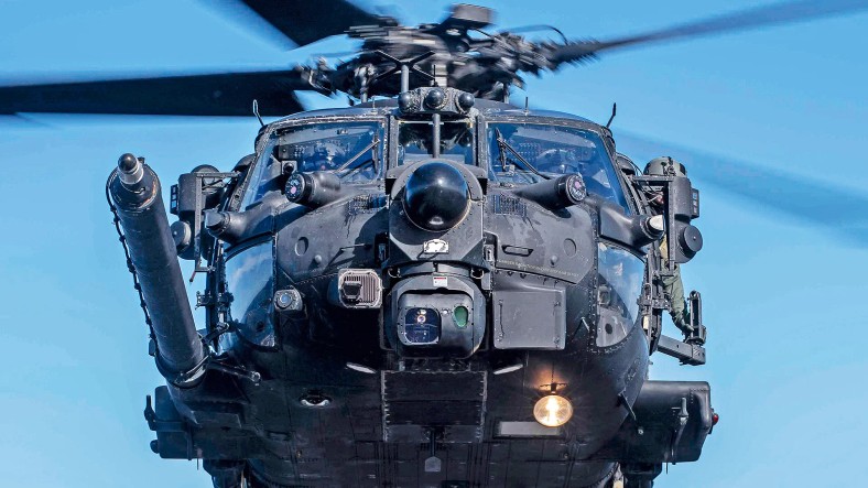 Śmigłowiec MH-60M z 160th SOAR podczas startu z okrętu desantowego USS John P. Murtha.