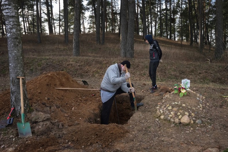 Na muzułmańskim cmentarzu w Bohonikach dwóch mężczyzn przygotowuje grób dla 35-letniego uchodźcy z Jemenu, który zmarł dwa dni wcześniej na granicy. Obaj grabarze należą do społeczności tatarskiej. Lokalni aktywiści uważają, że jemeński uchodźca zmarł z zimna. Na jego pogrzebie obecni byli aktywiści i ludzie ze społeczności tatarskiej. Był to siódmy pochówek uchodźcy na cmentarzu w Bohonikach od początku kryzysu uchodźczego w tym regionie w 2021 r.