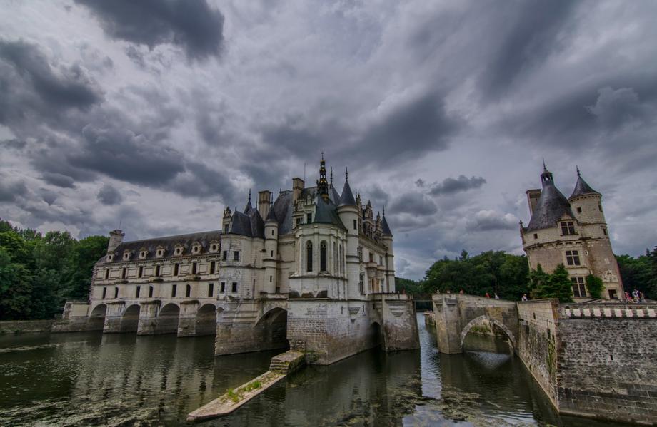 Pałac Chenonceau podarowany Dianie przez Henryka II. Widok od strony zamku Poitiers na ogrody Diany [2017 r.]