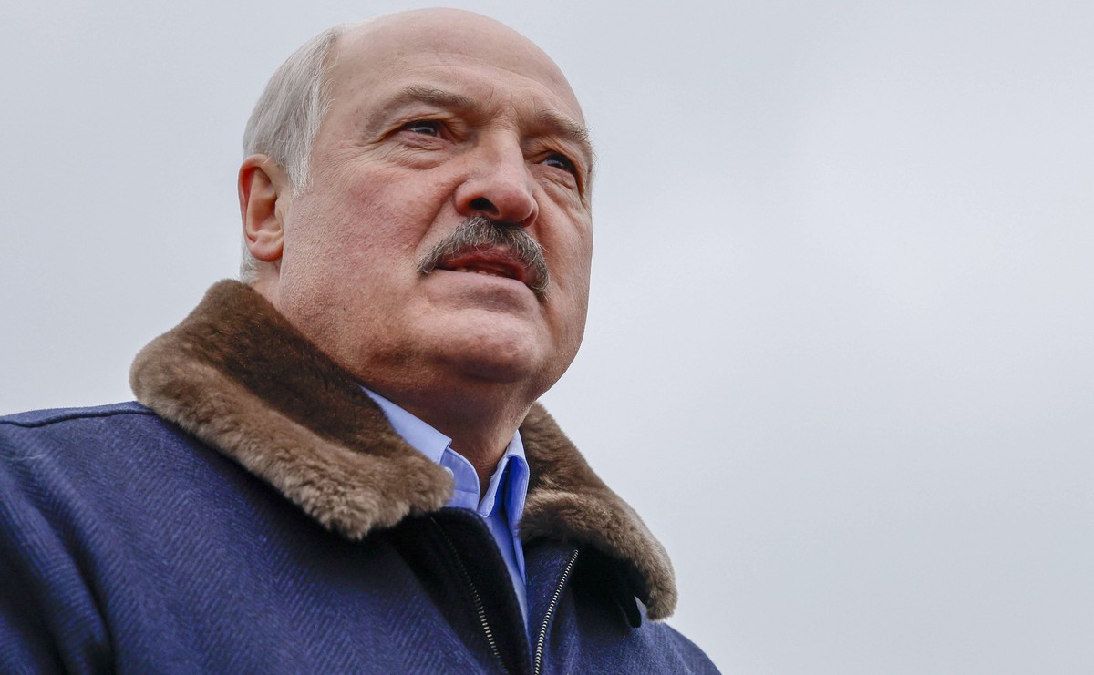 Belarus President Lukashenko visits refugee camp on Belarusian-Polish border