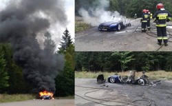 Tesla stanęła w płomieniach na parkingu w Polsce. Strażacy do gaszenia pożaru użyli specjalnego proszku [FOTO]