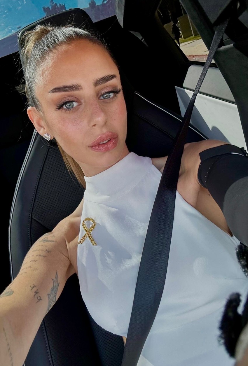 Lokalni mediji izveštavaju da se radi o influenseru koji takođe ima poznate klijente, uključujući i bivšeg izraelskog premijera