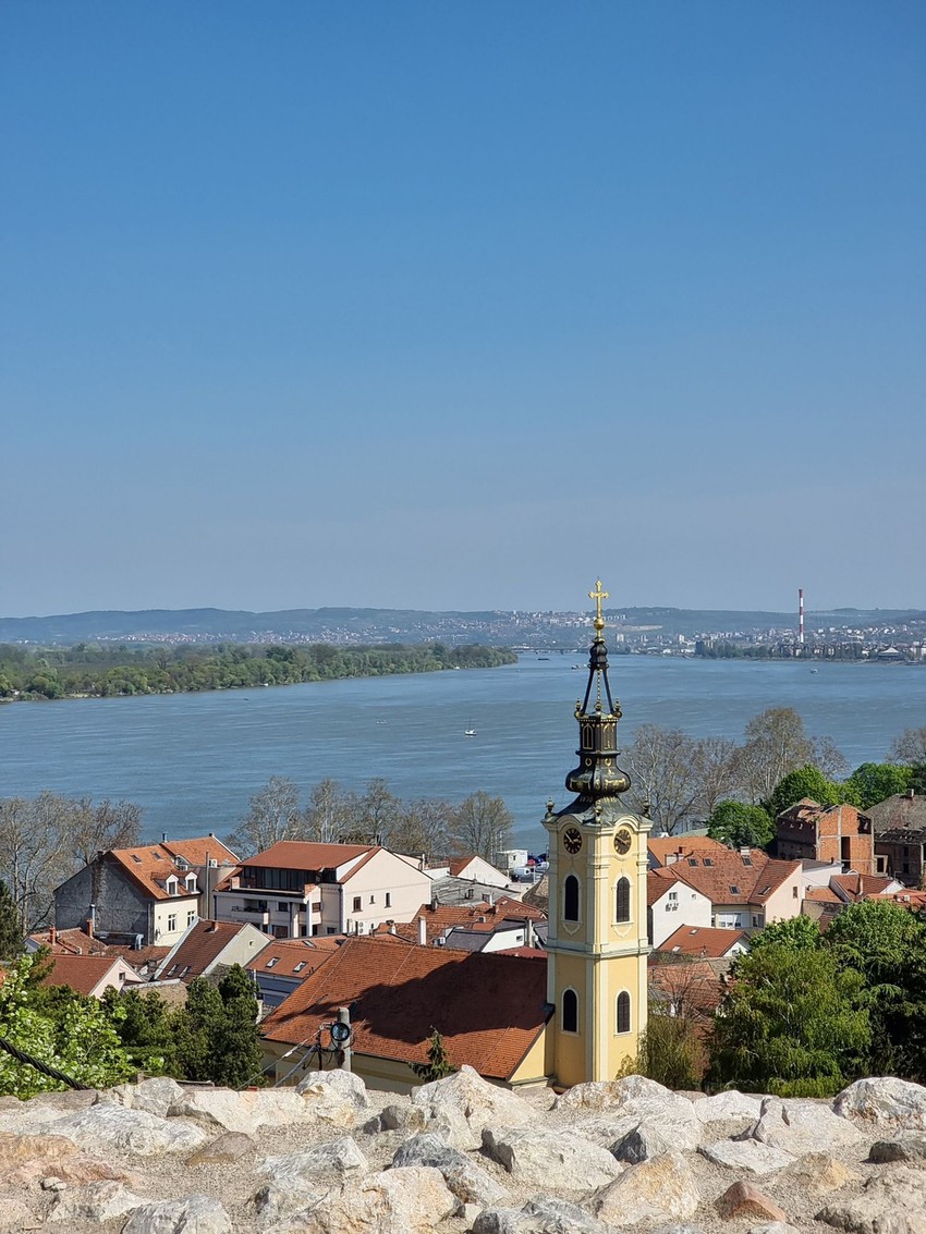 Pogled s Gardoša na Nikolajevsku crkvu i Dunav.