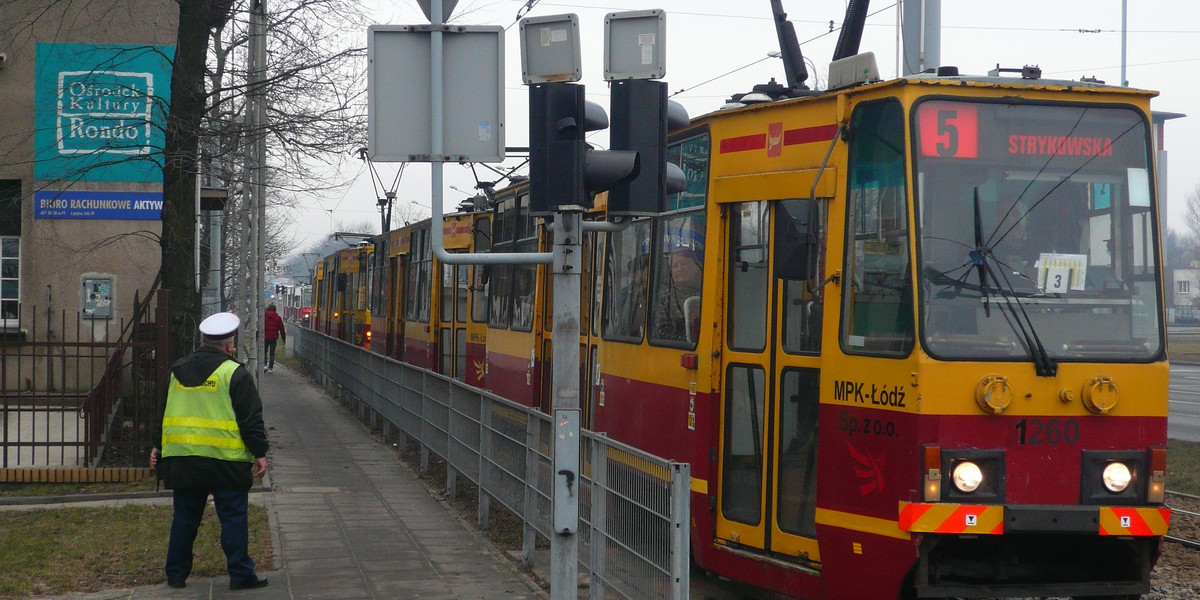 Awaria tramwajow zatrzymała ludzi w drodze do pracy