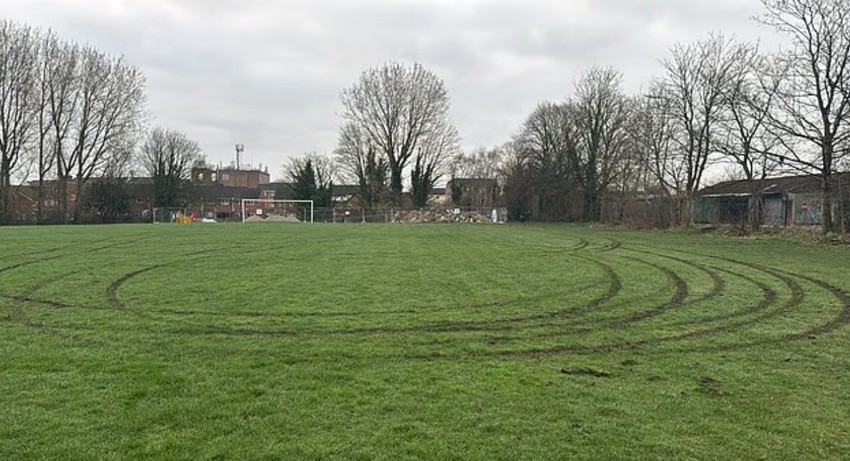 Tinejdžeri automobilom uništili fudbalski teren, Ešton in Mejkfild