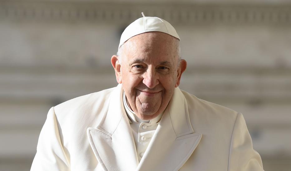 Vajon mit jelenthet? Furcsa ábrák díszitik a pápa ruháját, amiben  Budapestre látogat - Blikk Rúzs