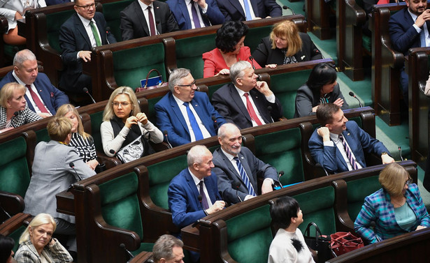 Posłowie PiS na sali plenarnej Sejmu w Warszawie