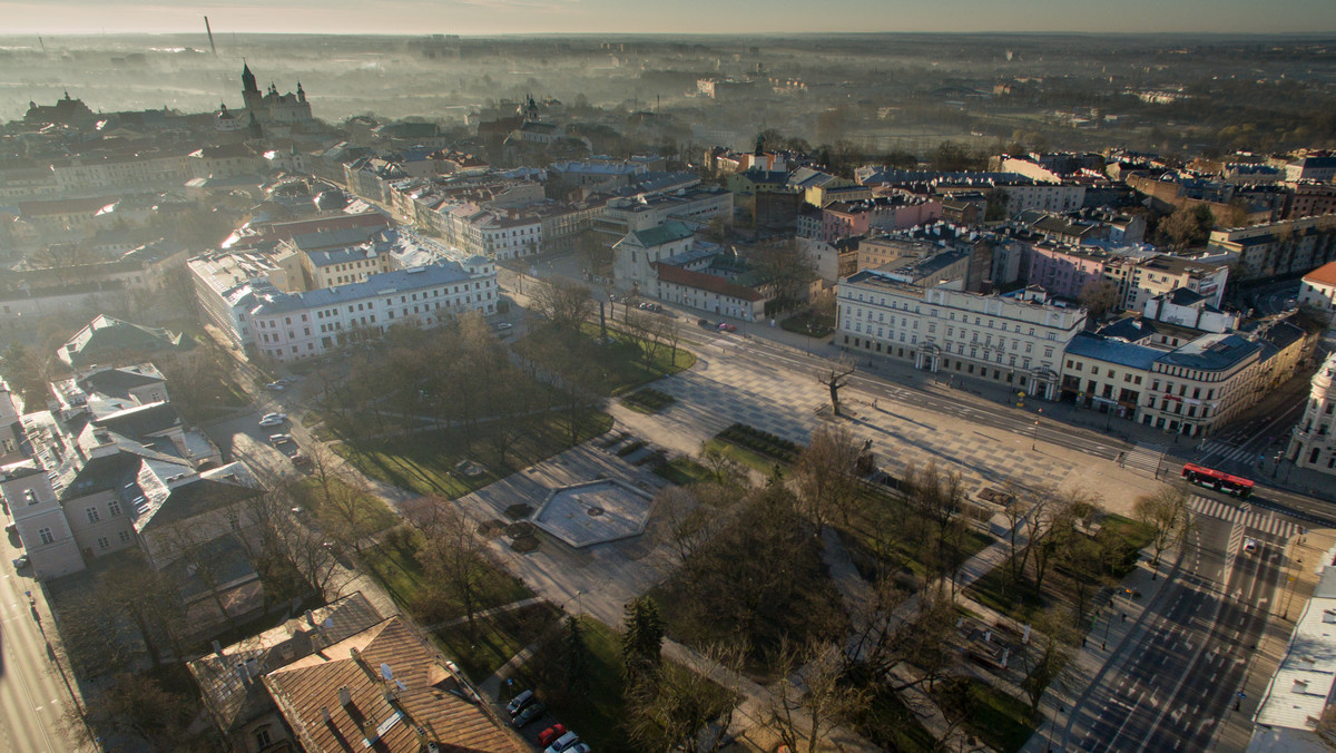 Krakowskie Przedmieście jest jednak przejezdne. Okazało się, że wykonawca nie dopełnił wszystkich formalności i odcinek przy placu Litewskim nie zostanie w poniedziałek zamknięty. Nikt nie potrafi powiedzieć, kiedy to się stanie.