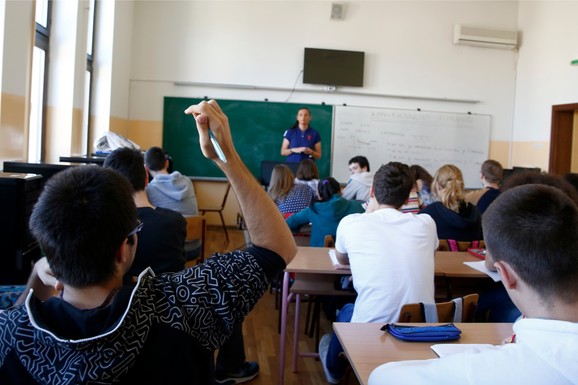 KAZNE ZA RODITELJE DO 100.000 DINARA! Stiže najstroži zakon koji se tiče škola, OVA ZABRANA ključna: Obezbeđenje će moći da udalji đaka, a uvodi se i PRAVILO POKAJANJA