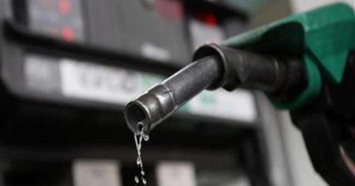 A Nigéria enfrenta uma crise sem precedentes com uma queda dramática no consumo de combustível, levando a consequências desastrosas para a economia e a população. O fim dos subsídios à gasolina causou um aumento nos preços e uma escassez generalizada, mergulhando o país numa crise crónica. Os intervenientes da indústria petrolífera estão a soar o alarme, prevendo o encerramento de empresas e despedimentos em massa. É necessária uma intervenção urgente das autoridades para apoiar o sector e mitigar os efeitos devastadores na economia e no emprego.
