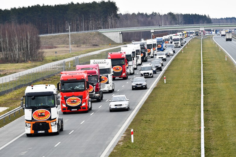 Kolumna protestujących kierowców pojazdów ciężarowych na trasie A2 w okolicach miejscowości Olesin