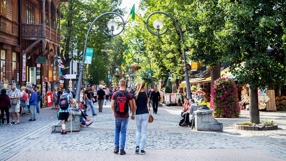 Na wzór Alarmu Smogowego w Zakopanem powstał Alarm Urbanistyczno-Architektoniczny. Ma on powstrzymać wielkokubaturowe budownictwo pod Tatrami, które zdaniem inicjatorów akcji, niszczy krajobraz Zakopanego.