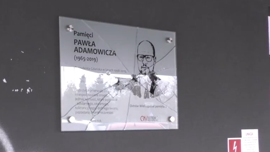 Ostrów Wlkp.: tablica poświęcona Pawłowi Adamowiczowi została zniszczona