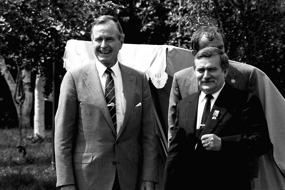 George H.W. Bush i Lech Wałęsa  w 1989 roku