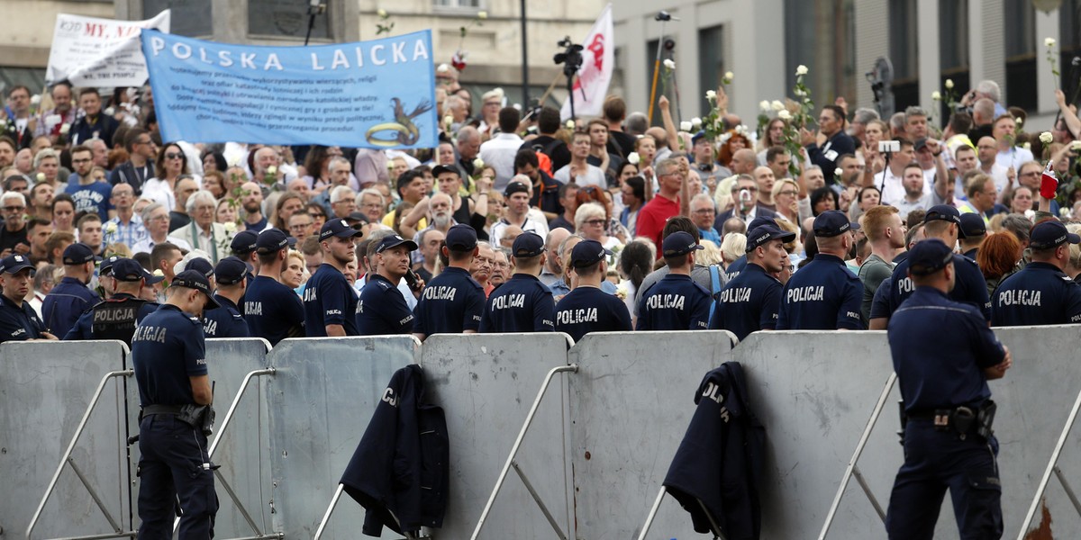 Zamknięto Krakowskie Przedmieście. Szykują się do kolejnej miesięcznicy