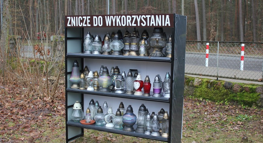 Zniczodzielnie to sposób na recykling zniczy. Zielokrotne użycie tej samej obudowy znicza sprzyja środowisku, bo zamiast kupować kolejne znicze, możemy wykorzystywać te, które ktoś oddał, a które są często na bardzo wysokim poziomie.