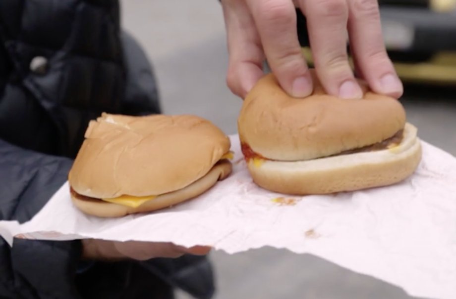 Cheeseburgery z Lidla do złudzenia przypominają te z McDonald's.