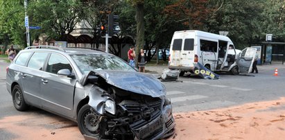 Bus i volkswagen zderzyły się na skrzyżowaniu