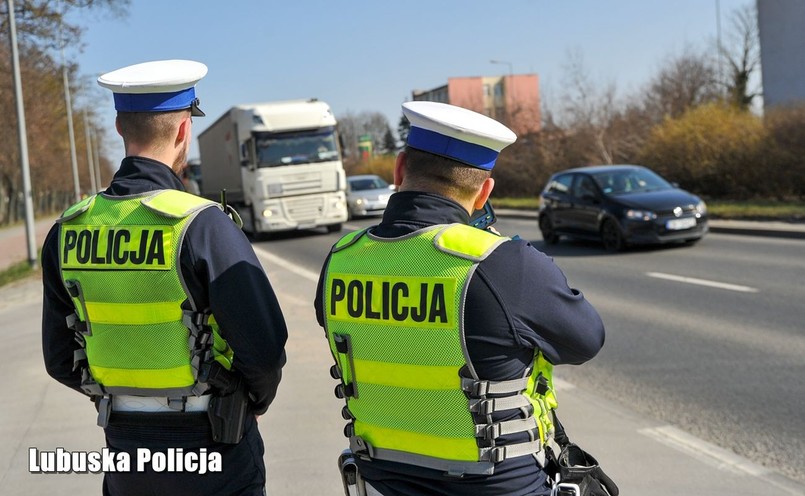 Policja kontroluje kierowcę