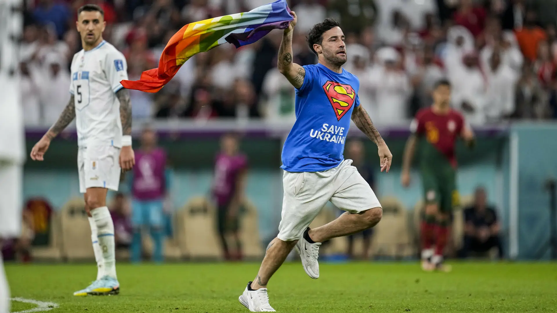 Mundial w Katarze. Kibic wbiegł na boisko z flagą LGBT+