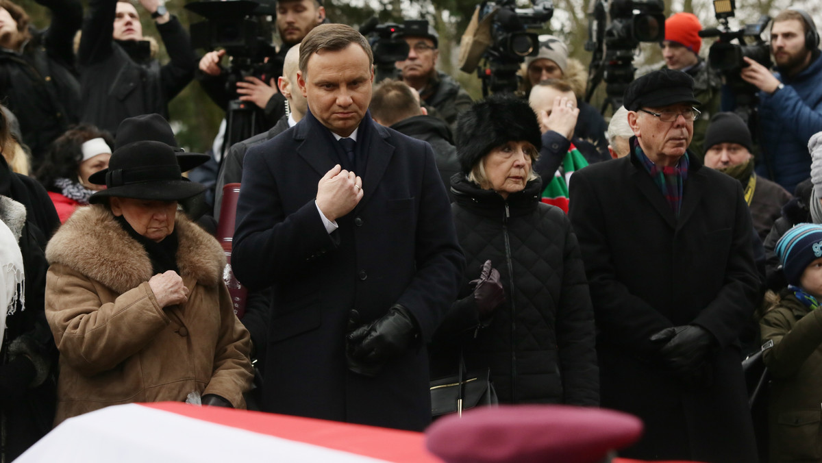 Pozostaniesz wzorem i przykładem przede wszystkim dla młodego pokolenia - powiedział prezydent Andrzej Duda podczas uroczystości pogrzebowych gen. Janusza Brochwicz-Lewińskiego "Gryfa". Całym życiem służył Polsce - mówił minister obrony Antoni Macierewicz.