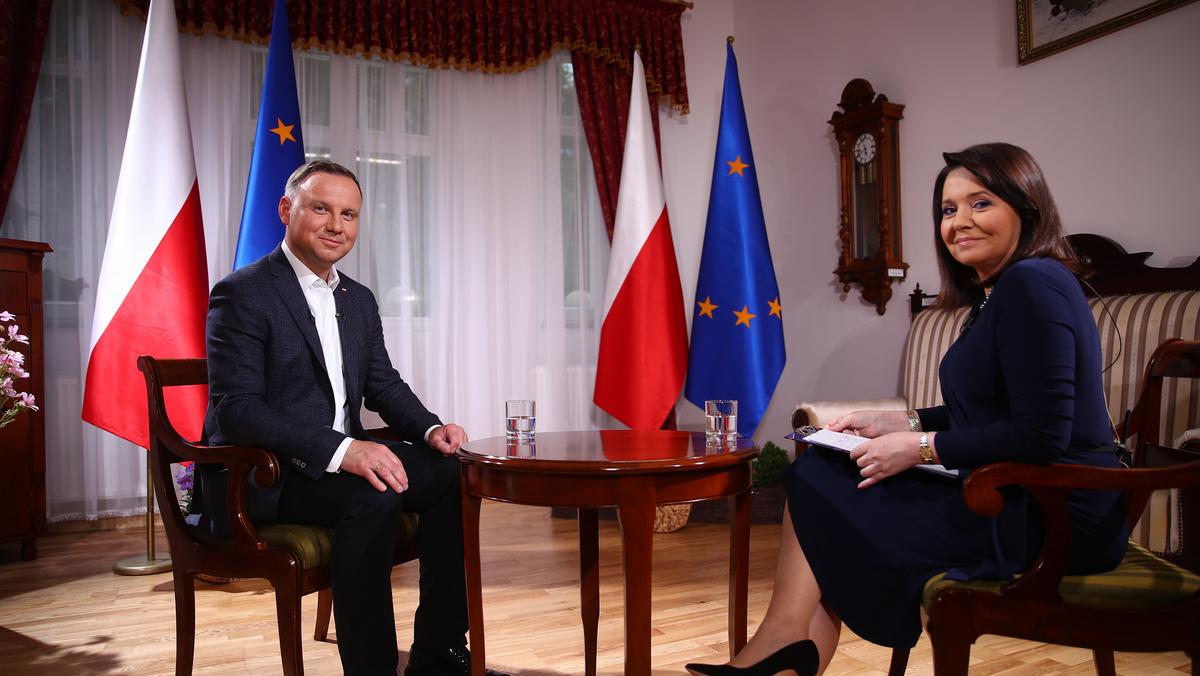 Prezydent RP Andrzej Duda (L) podczas wywiadu, przeprowadzanego przez dziennikarkę Telewizji Polskiej Danutę Holecką 
