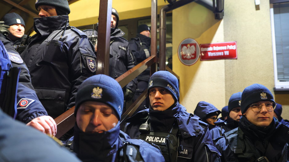 Policjanci przed Komendą Rejonową Policji przy ul. Grenadierów w Warszawie
