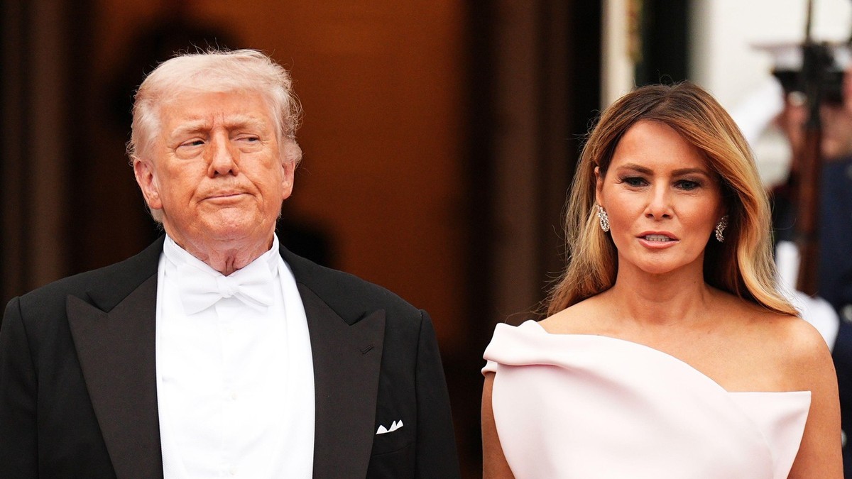 Tramp krenuo da uhvati Melaniju za ruku, zbog onoga što je uradila, mreže gore 