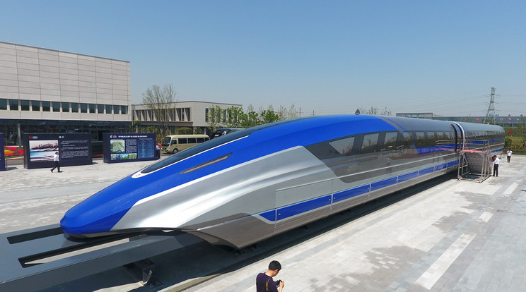 A vonat már a külsejével is lenyűgöző, igazán futurisztikus kinézetet kapott a tervezőktől, de főleg a teljesítménye figyelemre méltó, brutális sebességgel képes száguldani /Fotó: Profimedia